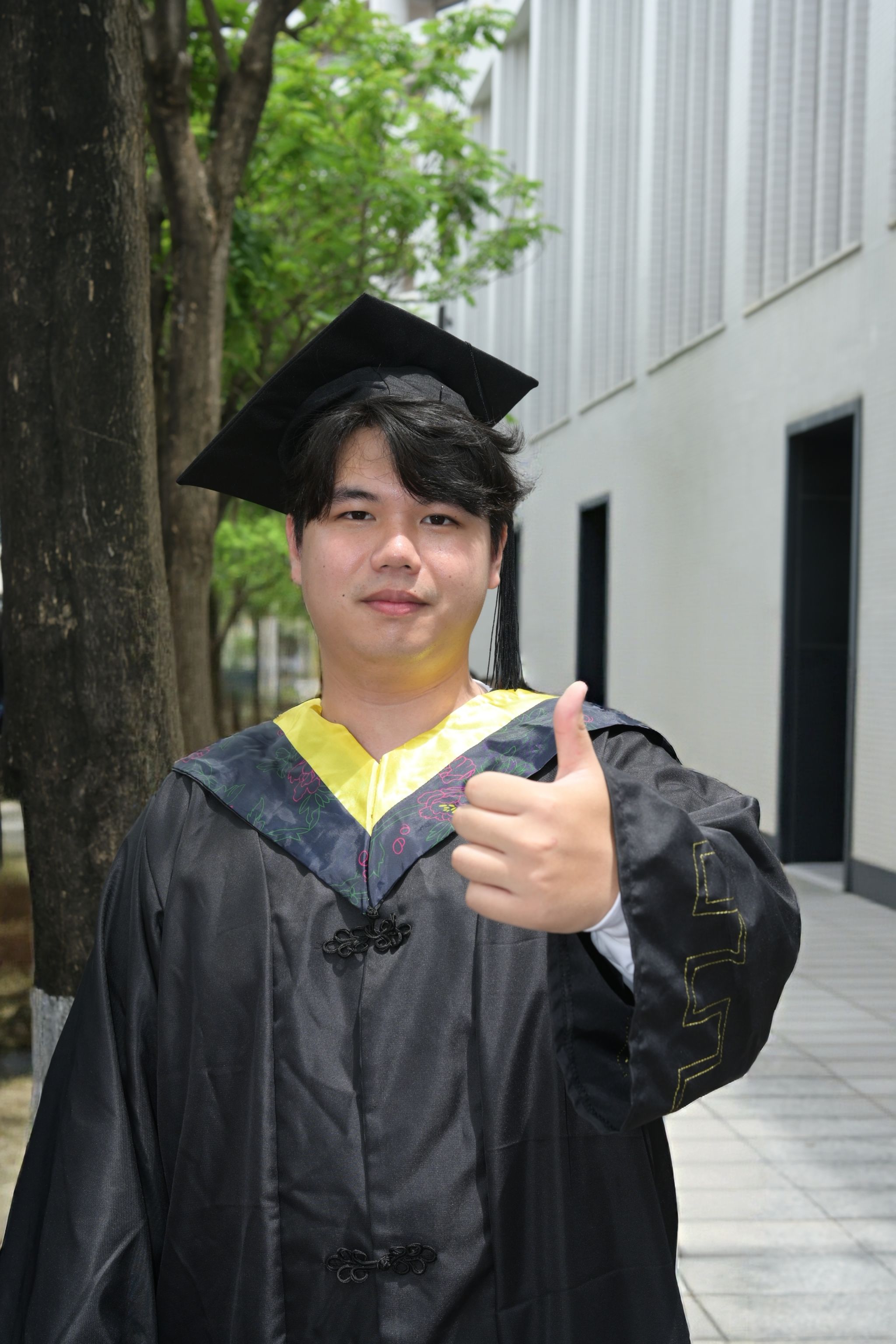 杨家迅着学士服在best365拍照留念jpg